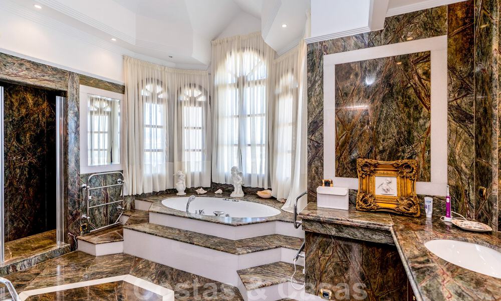 Statige landelijke villa te koop in een klassieke Mediterrane stijl op de New Golden Mile, dicht bij het strand en Estepona centrum 31417