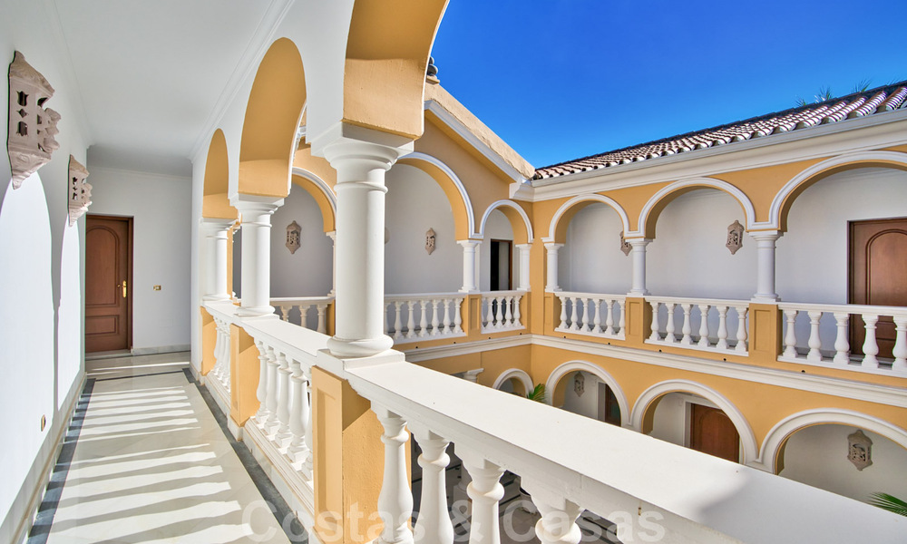 Statige landelijke villa te koop in een klassieke Mediterrane stijl op de New Golden Mile, dicht bij het strand en Estepona centrum 31428