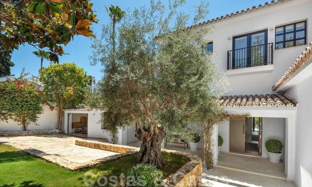Instapklaar, eerstelijns golf, volledig gerenoveerde luxevilla in een beveiligde woonwijk te koop in Nueva Andalucia, Marbella 31203