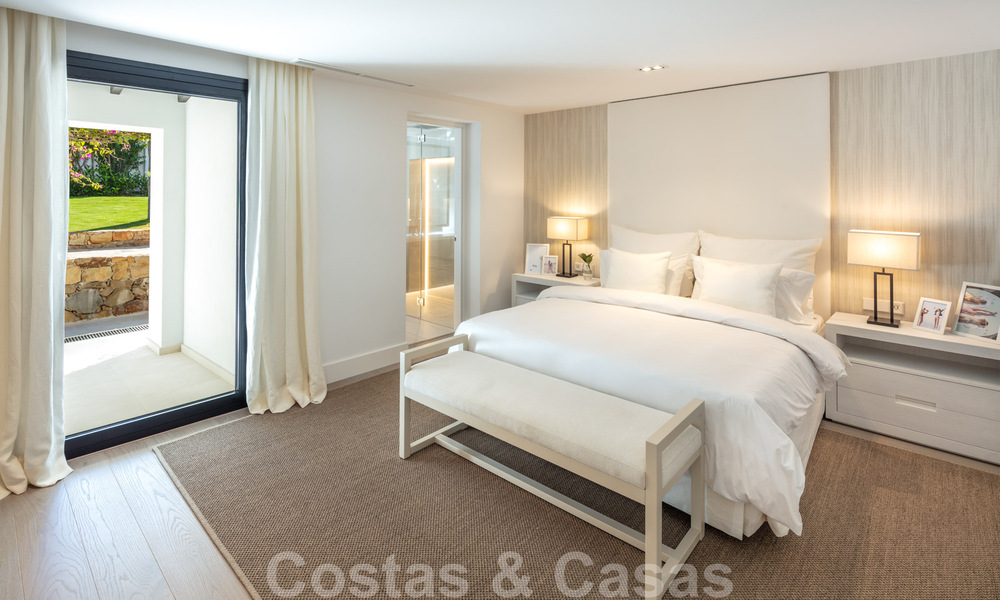 Instapklaar, eerstelijns golf, volledig gerenoveerde luxevilla in een beveiligde woonwijk te koop in Nueva Andalucia, Marbella 31204