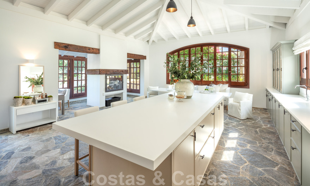 Instapklaar, eerstelijns golf, volledig gerenoveerde luxevilla in een beveiligde woonwijk te koop in Nueva Andalucia, Marbella 31207