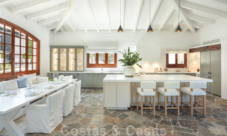 Instapklaar, eerstelijns golf, volledig gerenoveerde luxevilla in een beveiligde woonwijk te koop in Nueva Andalucia, Marbella 31208 