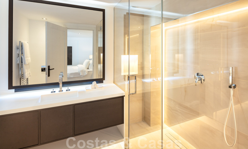 Instapklaar, eerstelijns golf, volledig gerenoveerde luxevilla in een beveiligde woonwijk te koop in Nueva Andalucia, Marbella 31211