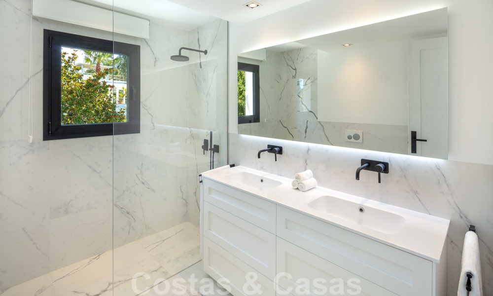 Instapklaar, eerstelijns golf, volledig gerenoveerde luxevilla in een beveiligde woonwijk te koop in Nueva Andalucia, Marbella 31212