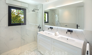Instapklaar, eerstelijns golf, volledig gerenoveerde luxevilla in een beveiligde woonwijk te koop in Nueva Andalucia, Marbella 31212 