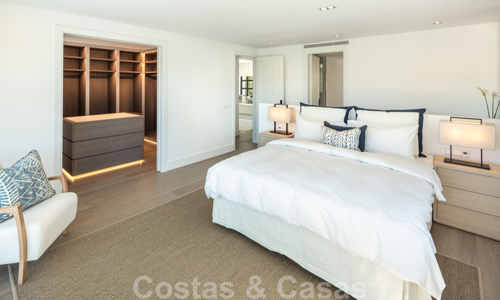 Instapklaar, eerstelijns golf, volledig gerenoveerde luxevilla in een beveiligde woonwijk te koop in Nueva Andalucia, Marbella 31214