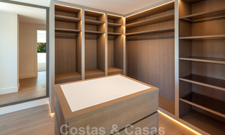 Instapklaar, eerstelijns golf, volledig gerenoveerde luxevilla in een beveiligde woonwijk te koop in Nueva Andalucia, Marbella 31215 