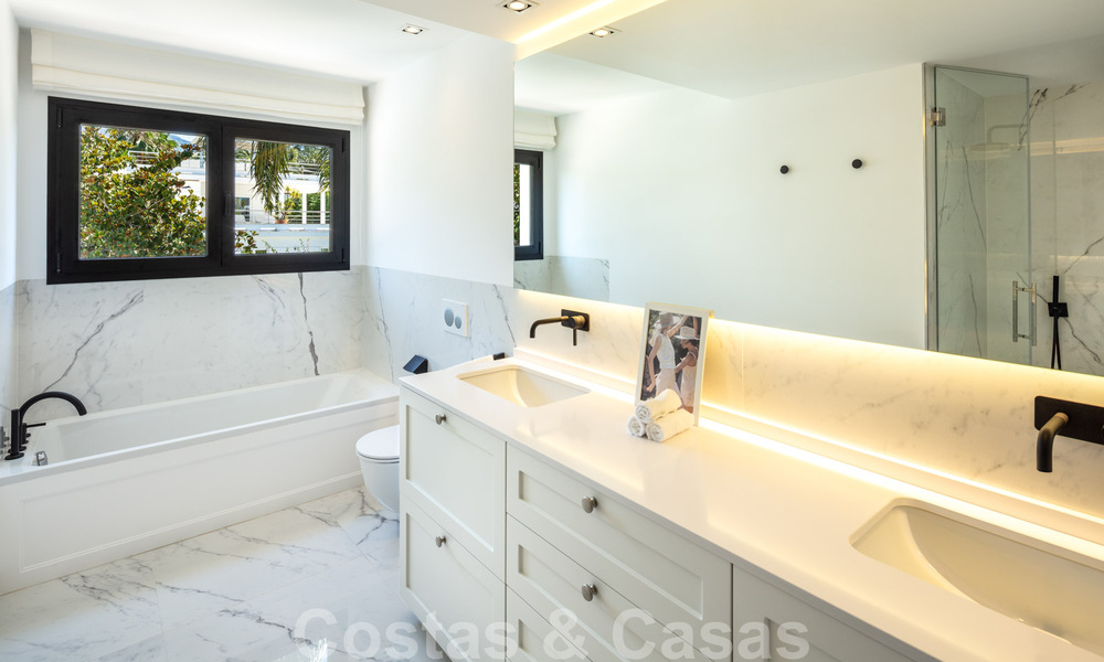 Instapklaar, eerstelijns golf, volledig gerenoveerde luxevilla in een beveiligde woonwijk te koop in Nueva Andalucia, Marbella 31217