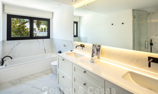 Instapklaar, eerstelijns golf, volledig gerenoveerde luxevilla in een beveiligde woonwijk te koop in Nueva Andalucia, Marbella 31217 