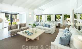 Instapklaar, eerstelijns golf, volledig gerenoveerde luxevilla in een beveiligde woonwijk te koop in Nueva Andalucia, Marbella 31220 