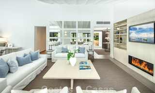 Instapklaar, eerstelijns golf, volledig gerenoveerde luxevilla in een beveiligde woonwijk te koop in Nueva Andalucia, Marbella 31221 