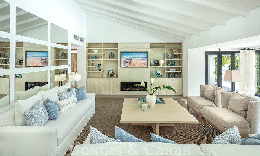 Instapklaar, eerstelijns golf, volledig gerenoveerde luxevilla in een beveiligde woonwijk te koop in Nueva Andalucia, Marbella 31222