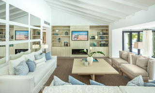 Instapklaar, eerstelijns golf, volledig gerenoveerde luxevilla in een beveiligde woonwijk te koop in Nueva Andalucia, Marbella 31222 