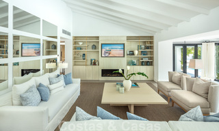 Instapklaar, eerstelijns golf, volledig gerenoveerde luxevilla in een beveiligde woonwijk te koop in Nueva Andalucia, Marbella 31222 