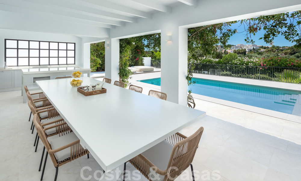 Instapklaar, eerstelijns golf, volledig gerenoveerde luxevilla in een beveiligde woonwijk te koop in Nueva Andalucia, Marbella 31224