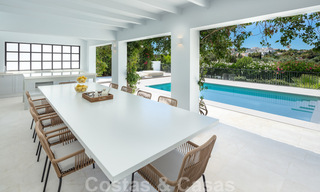 Instapklaar, eerstelijns golf, volledig gerenoveerde luxevilla in een beveiligde woonwijk te koop in Nueva Andalucia, Marbella 31224 