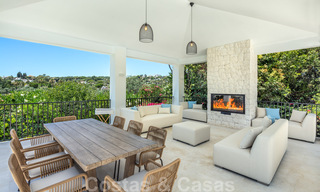 Instapklaar, eerstelijns golf, volledig gerenoveerde luxevilla in een beveiligde woonwijk te koop in Nueva Andalucia, Marbella 31225 