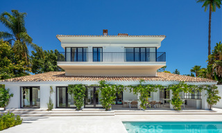 Instapklaar, eerstelijns golf, volledig gerenoveerde luxevilla in een beveiligde woonwijk te koop in Nueva Andalucia, Marbella 31226 