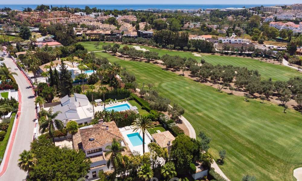 Instapklaar, eerstelijns golf, volledig gerenoveerde luxevilla in een beveiligde woonwijk te koop in Nueva Andalucia, Marbella 31231