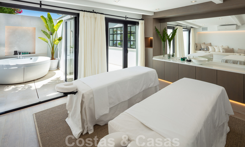 Instapklaar, eerstelijns golf, volledig gerenoveerde luxevilla in een beveiligde woonwijk te koop in Nueva Andalucia, Marbella 31239