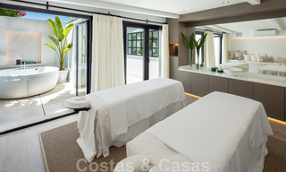 Instapklaar, eerstelijns golf, volledig gerenoveerde luxevilla in een beveiligde woonwijk te koop in Nueva Andalucia, Marbella 31239 