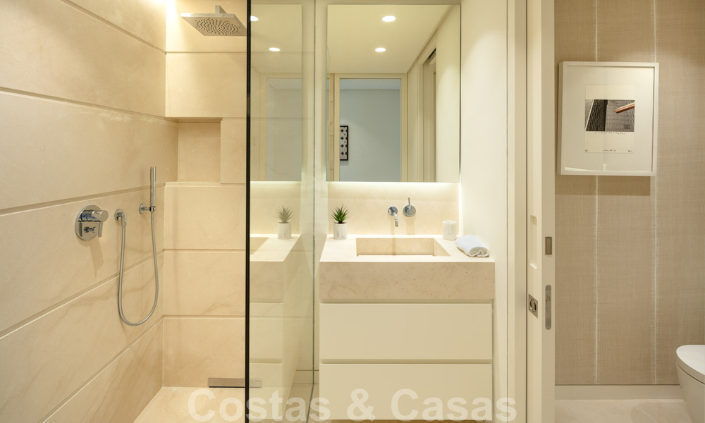 Toplocatie, volledig gerenoveerd penthouse met gedeeltelijk zeezicht te koop in Puente Romano - Golden Mile, Marbella 31260