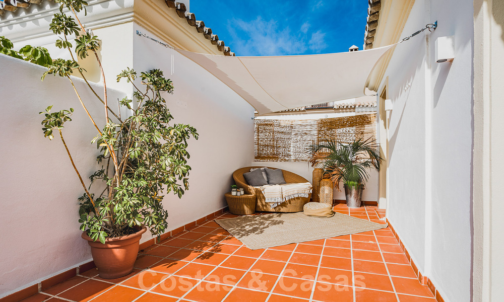 Gerenoveerde eengezinswoning te koop in een omheind complex vlak bij de Puente Romano op de Golden Mile in Marbella 31282
