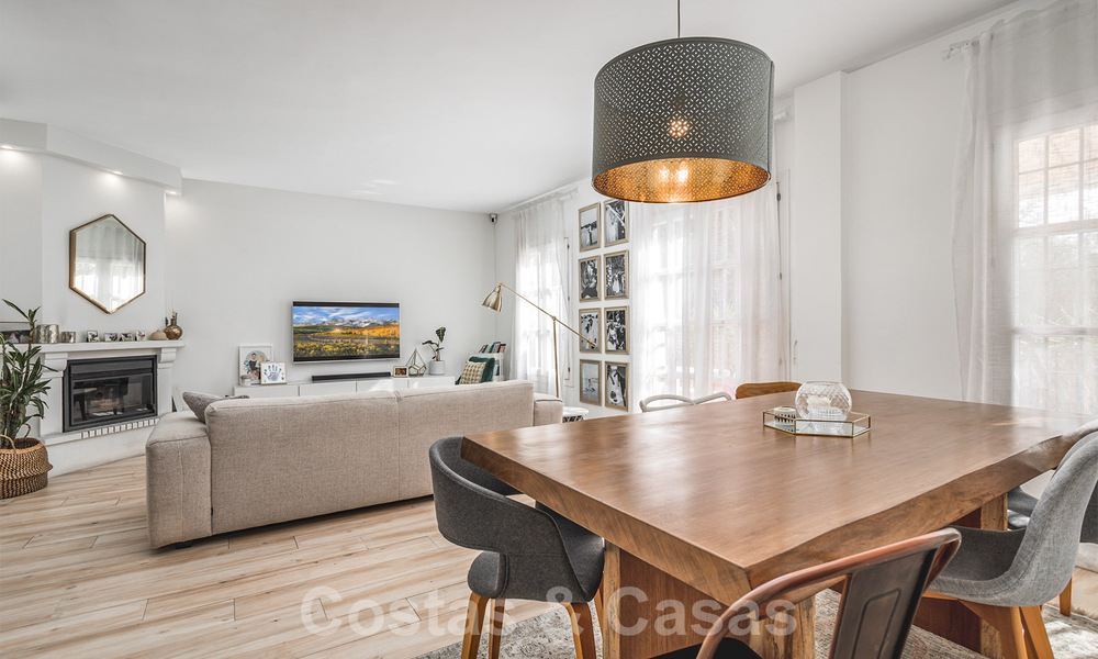 Gerenoveerde eengezinswoning te koop in een omheind complex vlak bij de Puente Romano op de Golden Mile in Marbella 31289