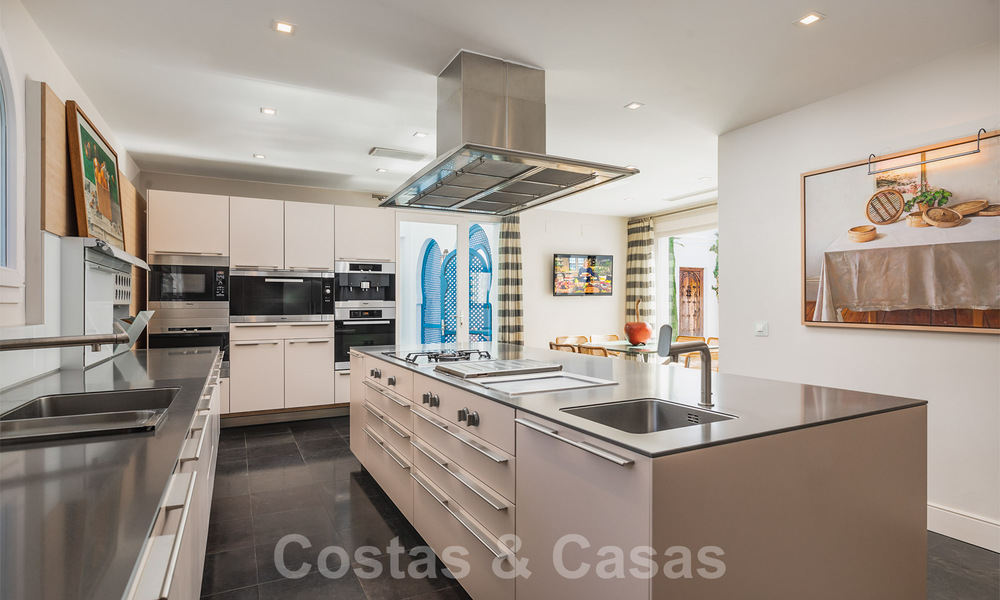 Unieke luxe villa in een Andalusische-Moorse stijl te koop op loopafstand van het strand en de golfbaan in West Marbella 31298