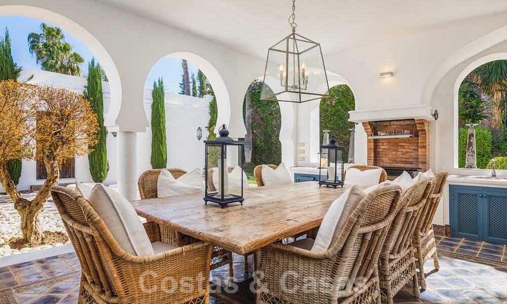 Unieke luxe villa in een Andalusische-Moorse stijl te koop op loopafstand van het strand en de golfbaan in West Marbella 31299