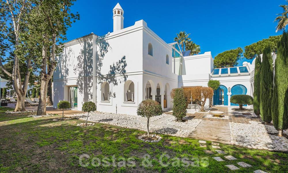 Unieke luxe villa in een Andalusische-Moorse stijl te koop op loopafstand van het strand en de golfbaan in West Marbella 31300