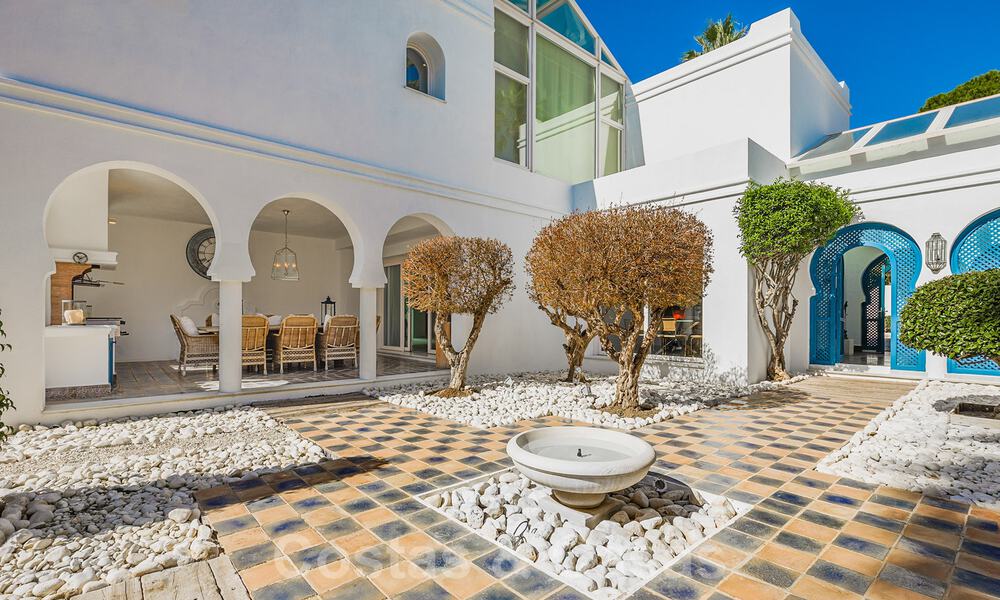 Unieke luxe villa in een Andalusische-Moorse stijl te koop op loopafstand van het strand en de golfbaan in West Marbella 31301