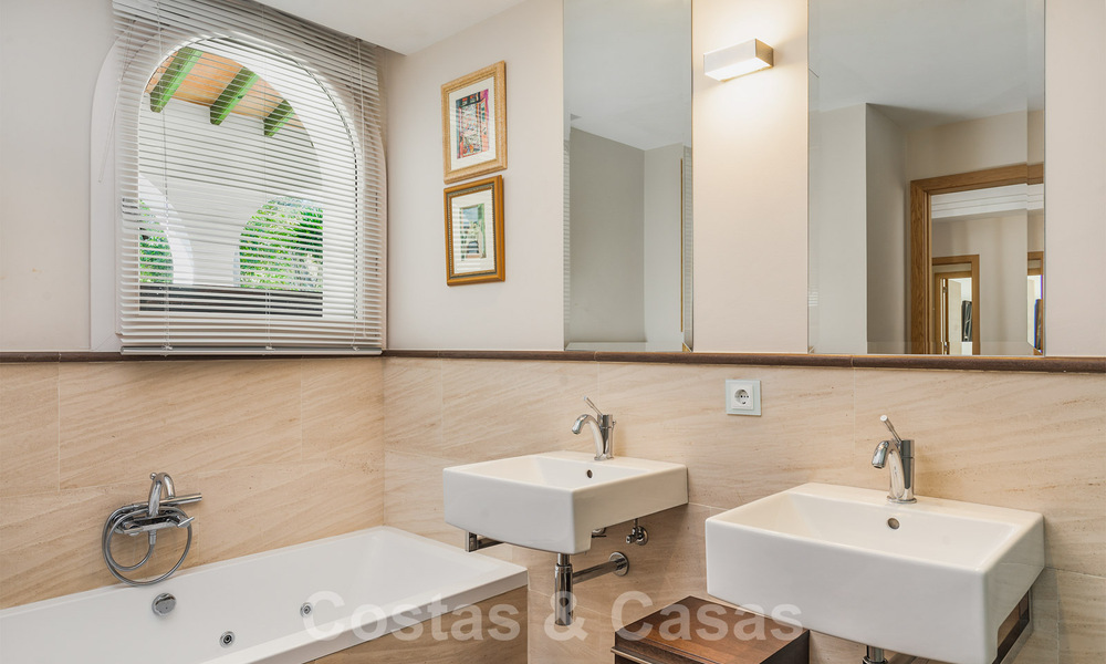 Unieke luxe villa in een Andalusische-Moorse stijl te koop op loopafstand van het strand en de golfbaan in West Marbella 31305