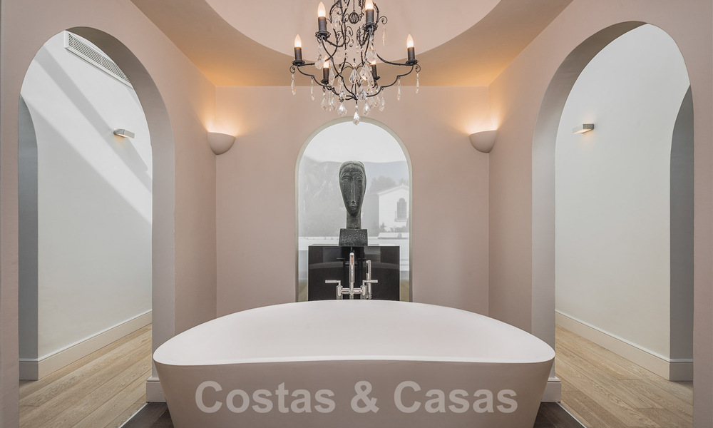 Unieke luxe villa in een Andalusische-Moorse stijl te koop op loopafstand van het strand en de golfbaan in West Marbella 31319