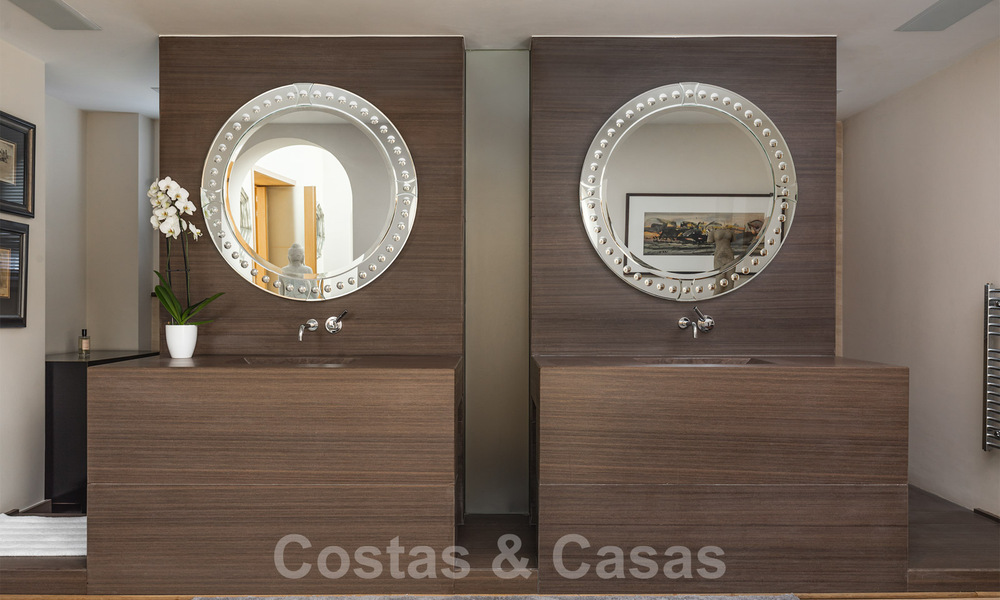 Unieke luxe villa in een Andalusische-Moorse stijl te koop op loopafstand van het strand en de golfbaan in West Marbella 31320