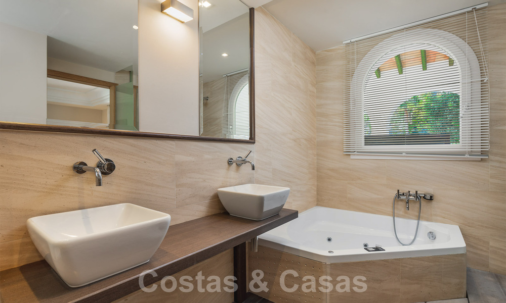 Unieke luxe villa in een Andalusische-Moorse stijl te koop op loopafstand van het strand en de golfbaan in West Marbella 31323