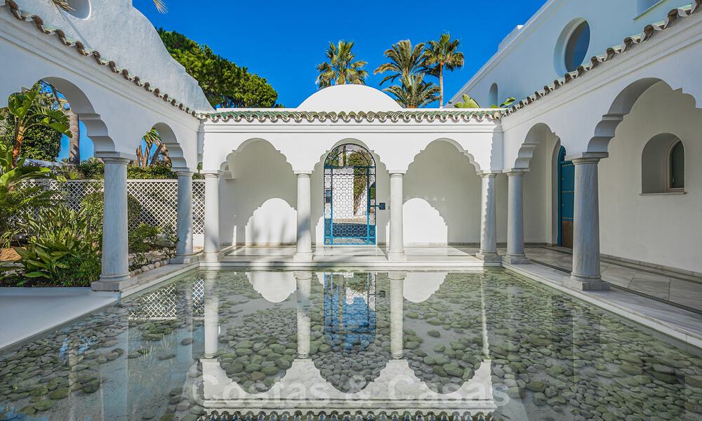 Unieke luxe villa in een Andalusische-Moorse stijl te koop op loopafstand van het strand en de golfbaan in West Marbella 31324