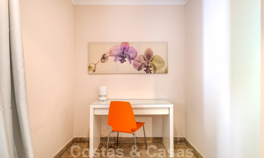 Ruim appartement met een groot terras te koop in een complex aan de Golden Mile in Marbella 31354