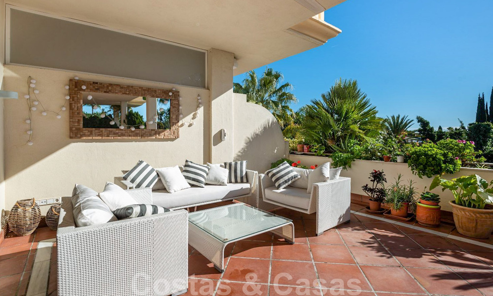 Ruim luxe appartement met een groot terras in een kleinschalig complex aan de Golden Mile te koop in Marbella 31450