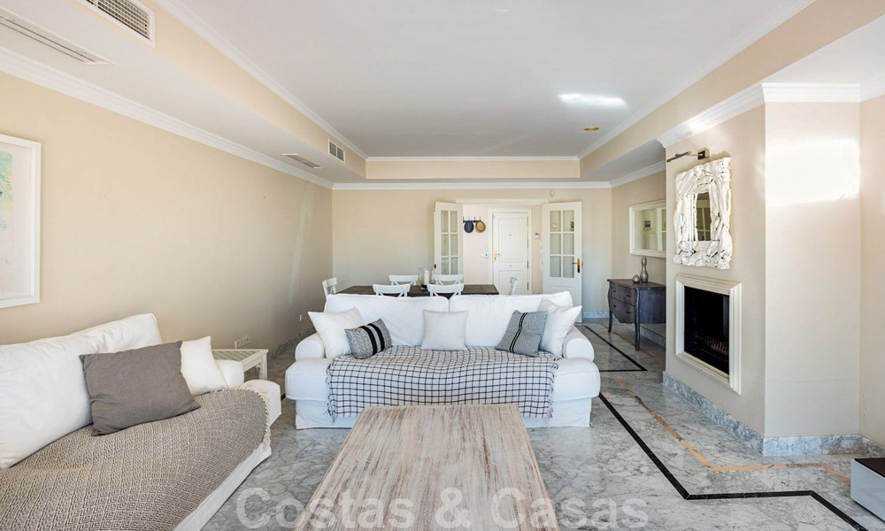 Ruim luxe appartement met een groot terras in een kleinschalig complex aan de Golden Mile te koop in Marbella 31454