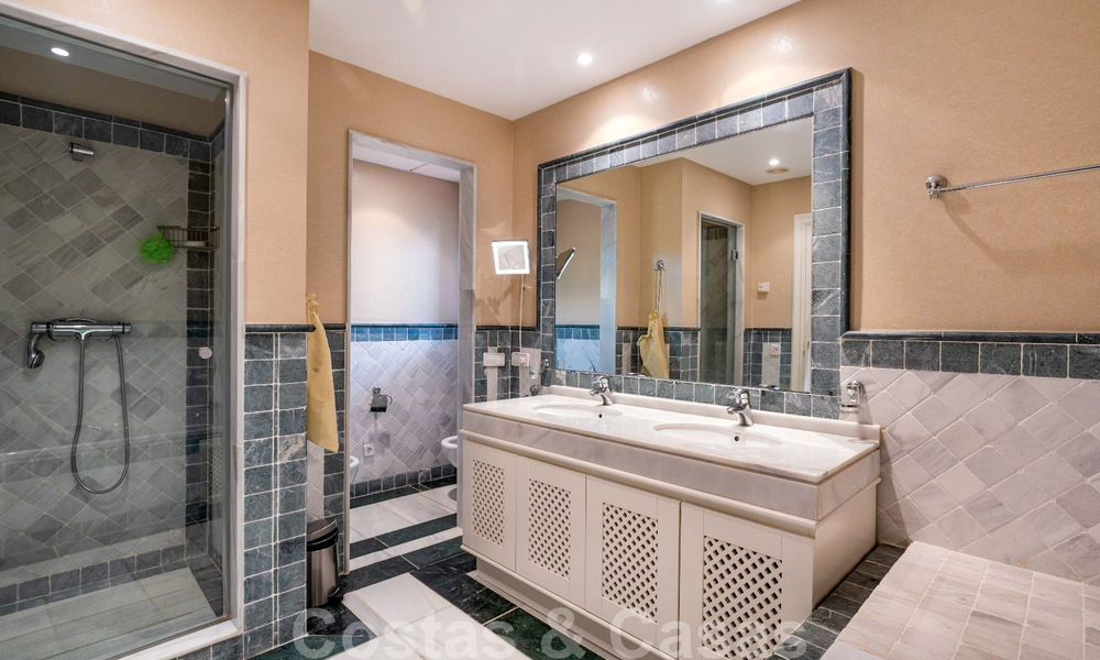 Ruim luxe appartement met een groot terras in een kleinschalig complex aan de Golden Mile te koop in Marbella 31462