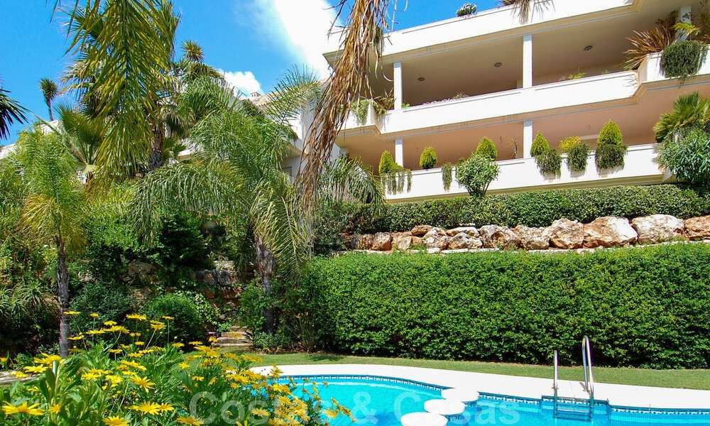 Ruim luxe appartement met een groot terras in een kleinschalig complex aan de Golden Mile te koop in Marbella 31600