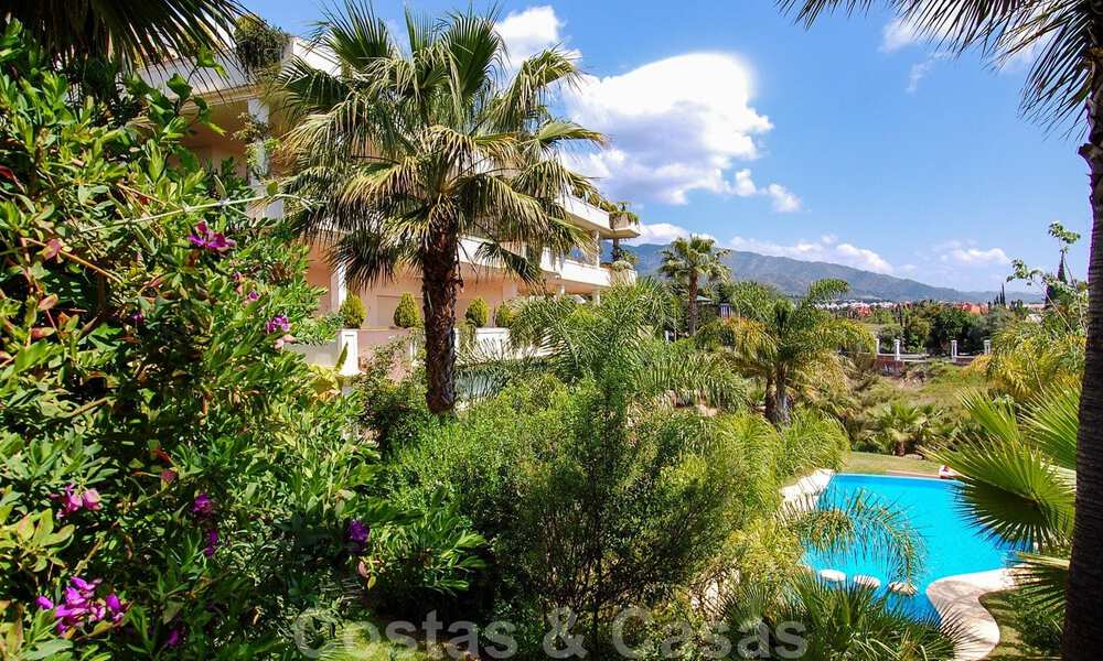 Ruim luxe appartement met een groot terras in een kleinschalig complex aan de Golden Mile te koop in Marbella 31601