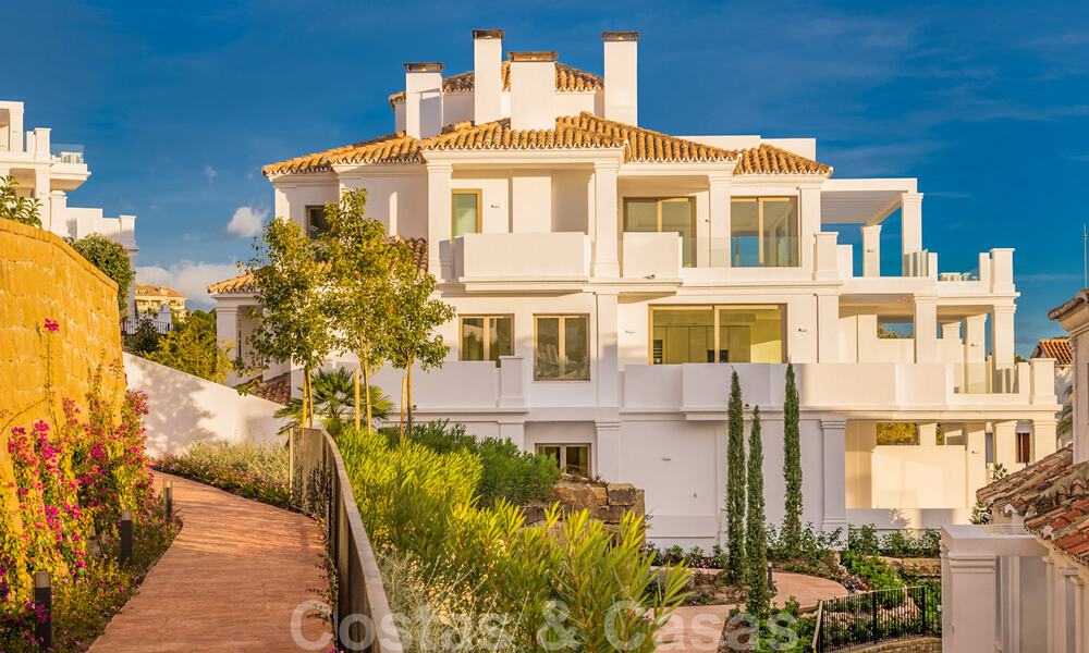Woonklaar nieuw luxe penthouse te koop met panoramisch zeezicht in een exclusief complex in Nueva Andalucia te Marbella 32016