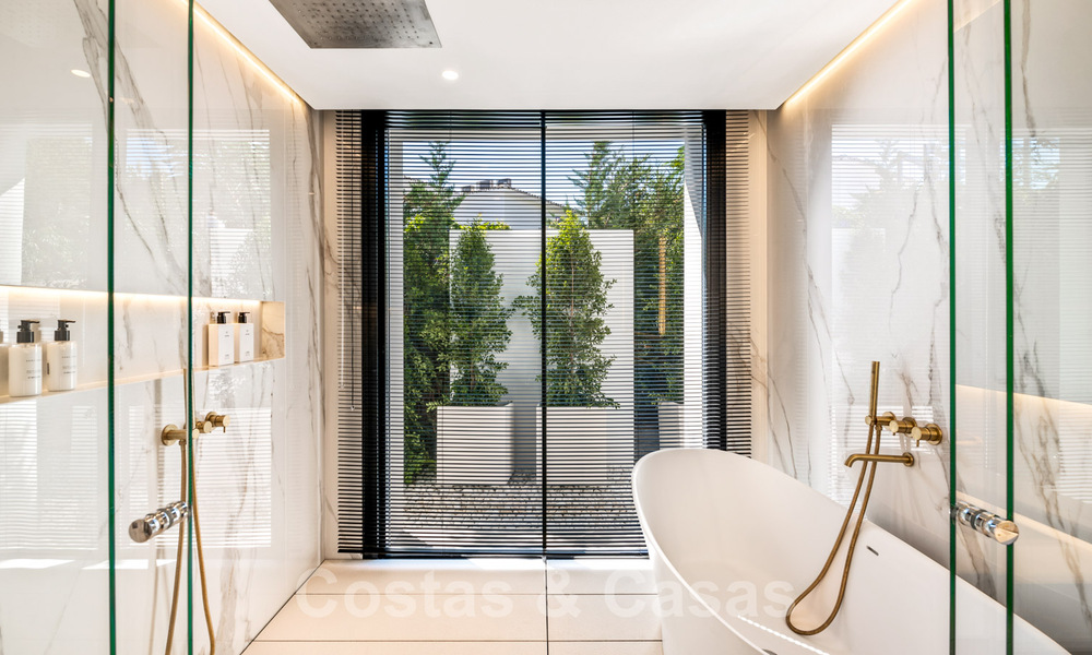 Gerenoveerde luxevilla in een contemporaine stijl te koop, dicht bij voorzieningen in de golfvallei van Nueva Andalucia, Marbella 31731