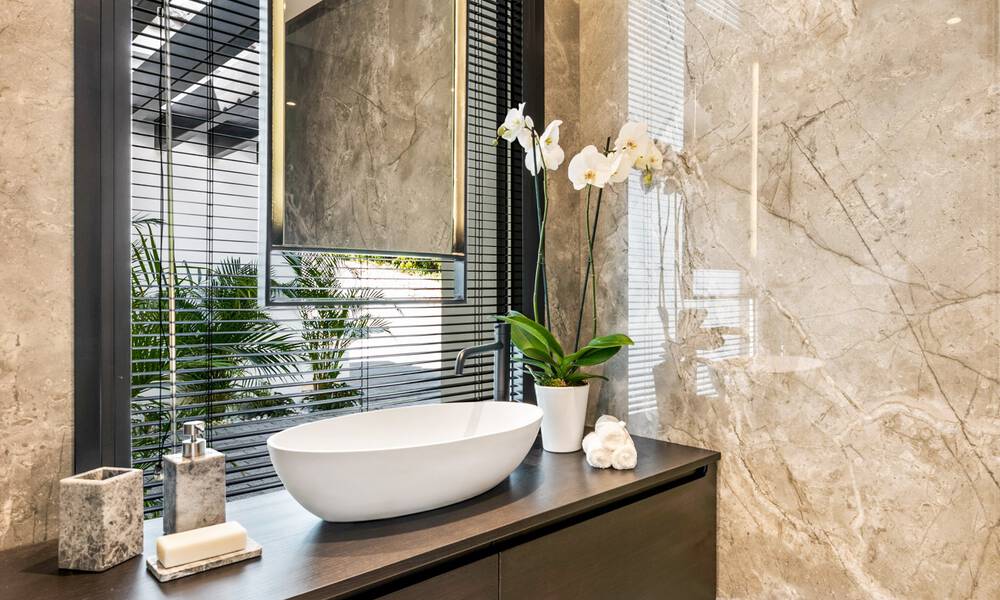 Gerenoveerde luxevilla in een contemporaine stijl te koop, dicht bij voorzieningen in de golfvallei van Nueva Andalucia, Marbella 31736