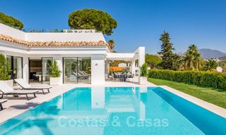 Gerenoveerde luxevilla in een contemporaine stijl te koop, dicht bij voorzieningen in de golfvallei van Nueva Andalucia, Marbella 31740 
