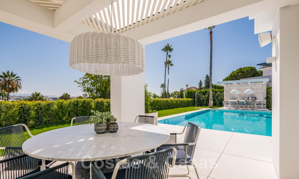 Gerenoveerde luxevilla in een contemporaine stijl te koop, dicht bij voorzieningen in de golfvallei van Nueva Andalucia, Marbella 31741