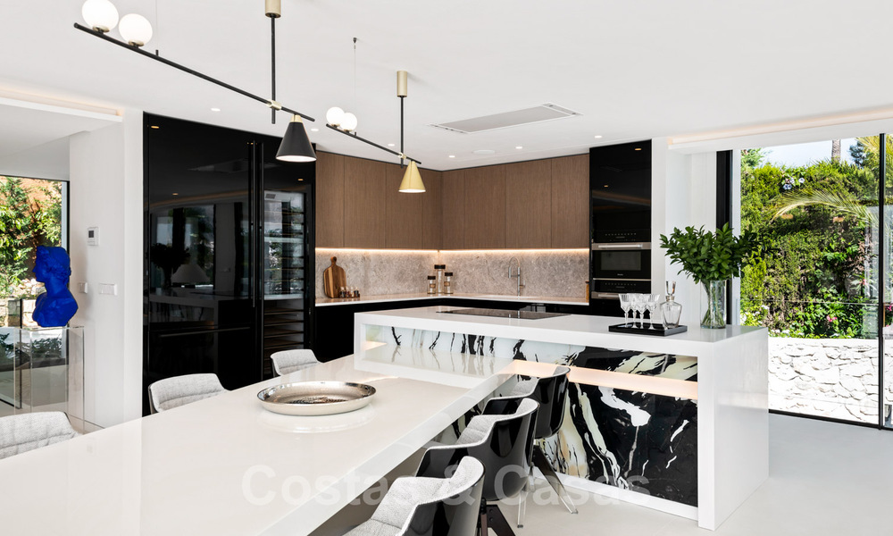 Gerenoveerde luxevilla in een contemporaine stijl te koop, dicht bij voorzieningen in de golfvallei van Nueva Andalucia, Marbella 31742