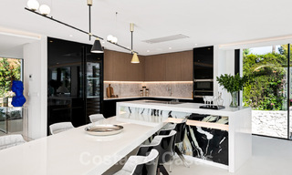 Gerenoveerde luxevilla in een contemporaine stijl te koop, dicht bij voorzieningen in de golfvallei van Nueva Andalucia, Marbella 31742 